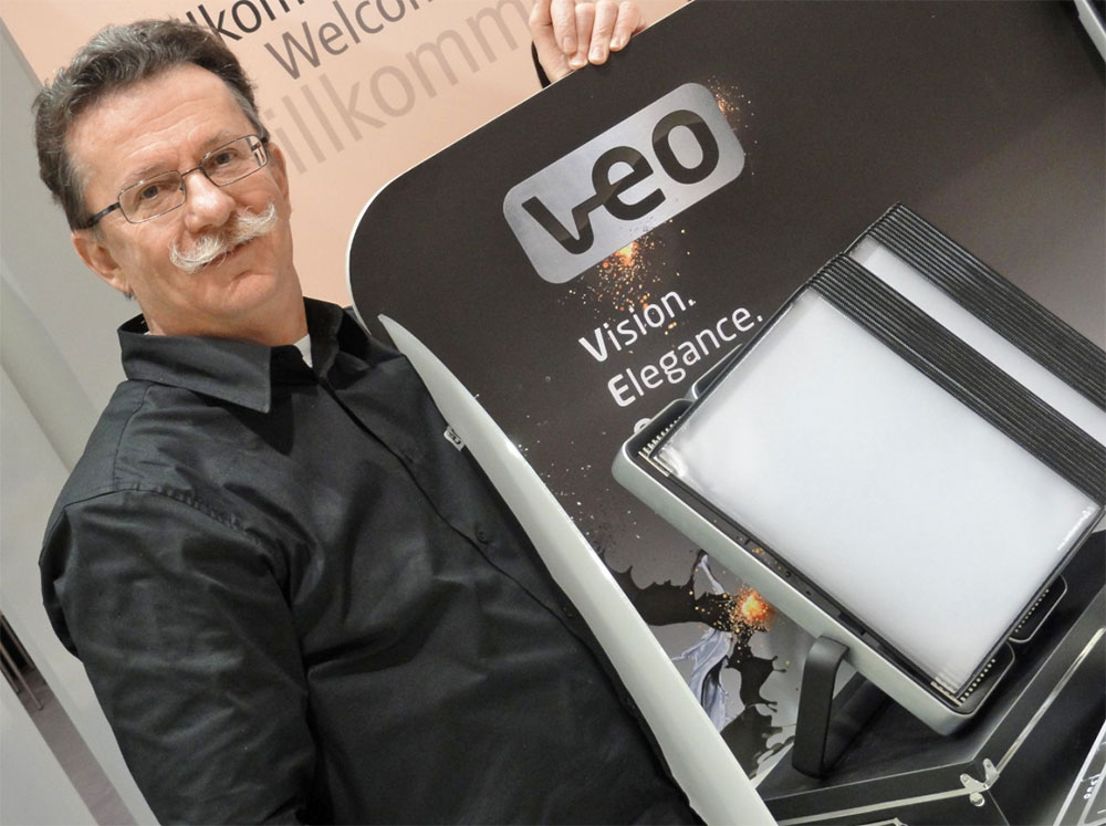 VEO is a smart range (wall and desk units) manufactured with high-quality materials: brushed aluminum frame, inner frame made of soft touch ABS Plastic, polypropylene pivoting pockets, steel pivots… the combination of materials is just amazing.