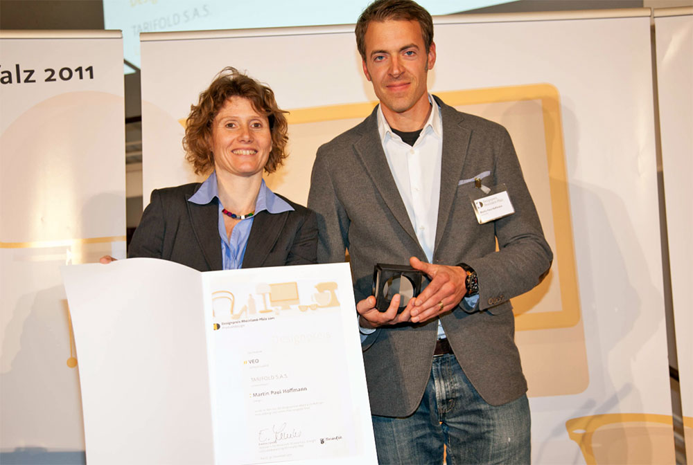 フランスのメーカーTARIFOLDが製造する一連のハイエンドディスプレイシステムであるVEOは、卓越したデザインをもつ製品を称えるドイツの「2011年ラインラント＝プファルツ州デザイン賞」を受賞しました。